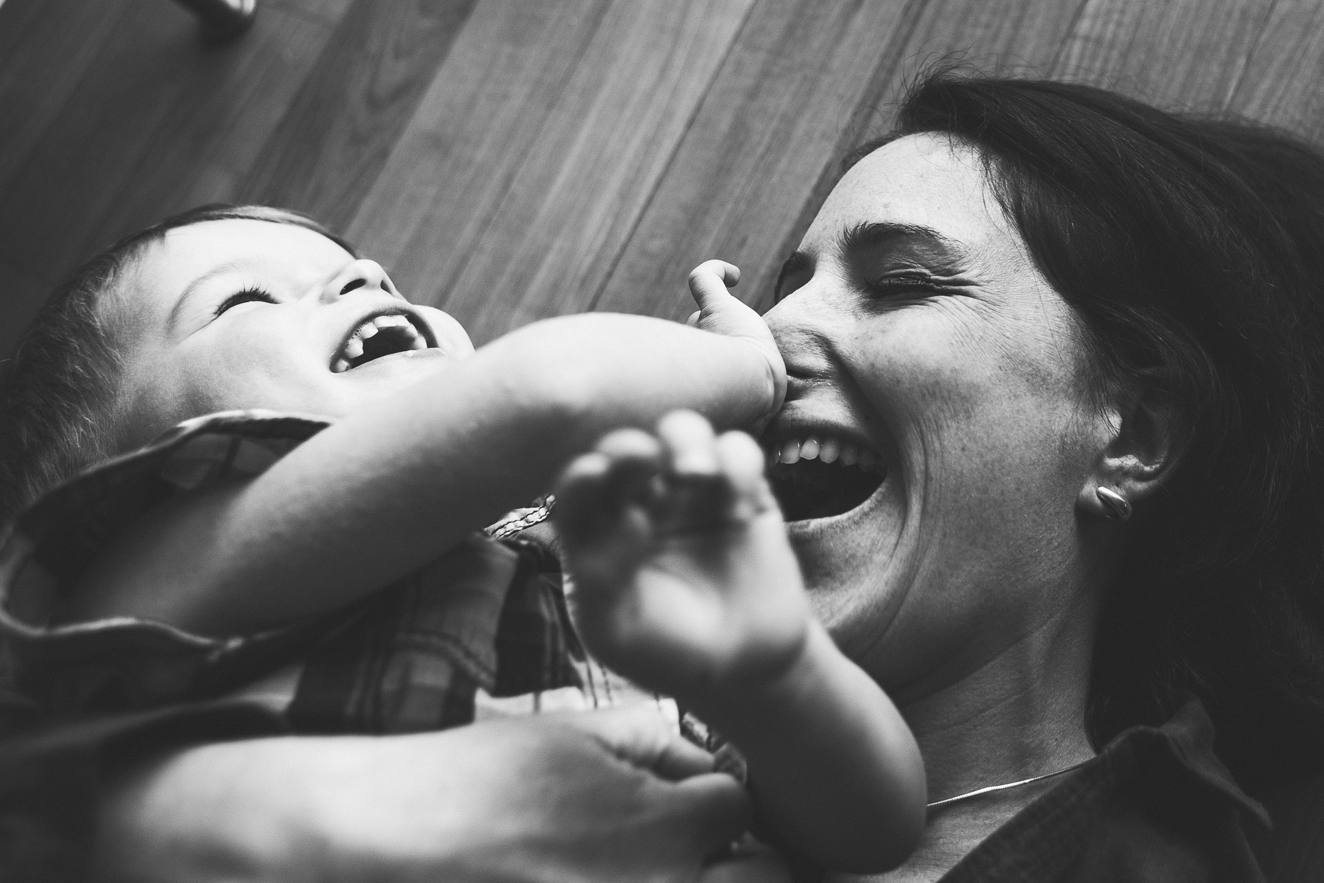 03-Photo enfant joue avec maman